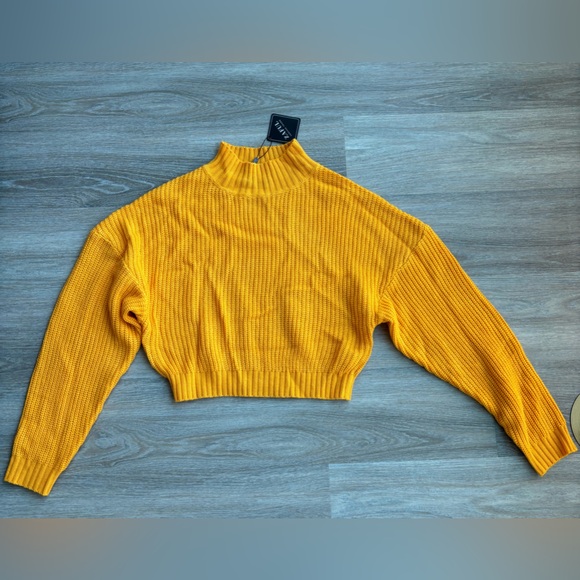 NWT. Size M. Zaful Cropped Turtleneck Lantern Sleeve Yellow Sweater. - Picture 2 of 4